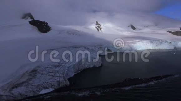冰川顶部笼罩着一片白云安德列夫视频的预览图