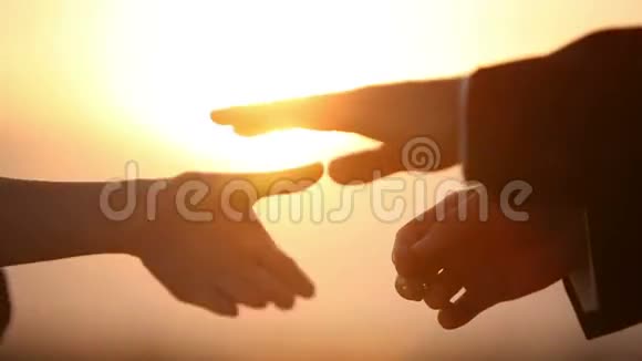 恋人们互相戴着戒指作为爱情的象征视频的预览图