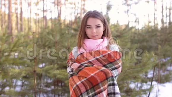 冬天那个被木格子包裹的女孩视频的预览图