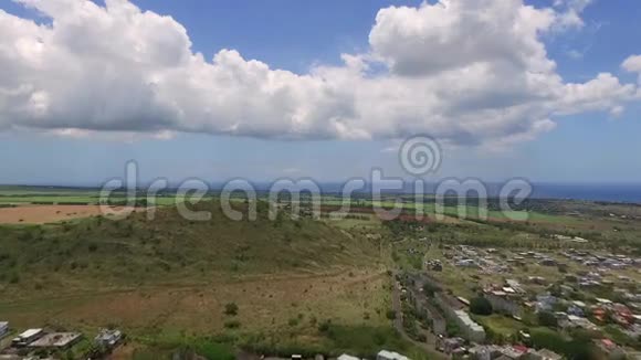 无人驾驶飞机飞越毛里求斯的贝勒Etoile镇靠近路易港地方建筑景观城市景观视频的预览图