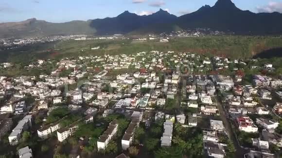 无人驾驶飞机飞越毛里求斯的贝勒Etoile镇靠近路易港地方建筑景观城市景观视频的预览图