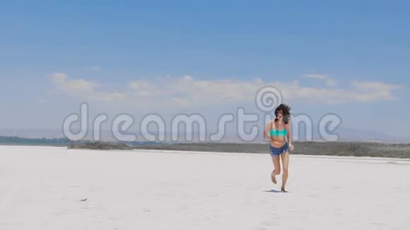 一个女人在塞浦路斯一个白色的盐湖城奔跑视频的预览图
