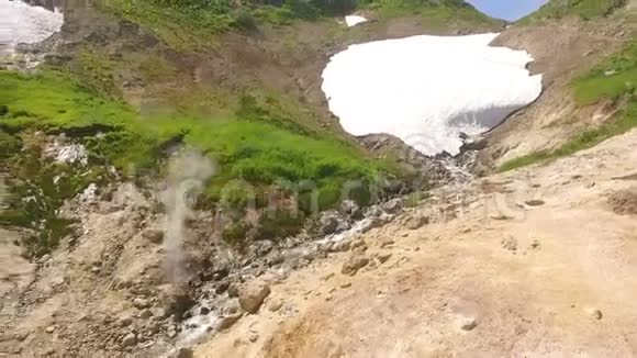 空中观景台热泉涌出地面山里的温泉水视频的预览图