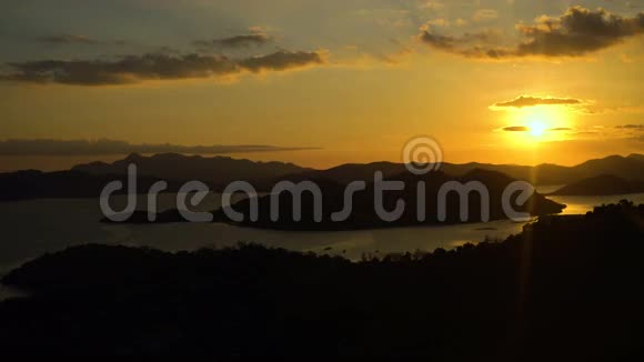 美丽的日落在海上菲律宾巴拉望Coron视频的预览图