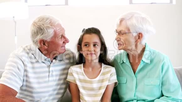 祖父母亲吻他们的孙女视频的预览图