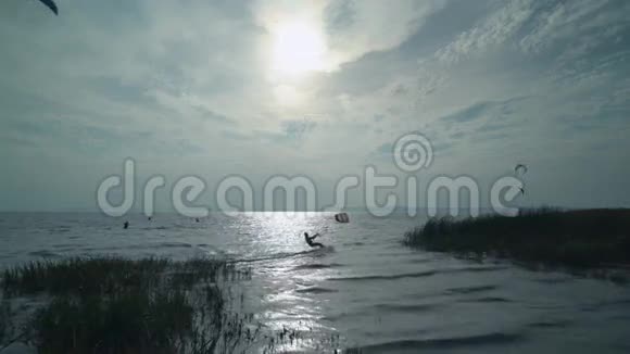 海上风筝运动休息视频的预览图