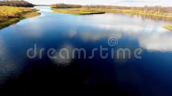 一条河流在这美丽的景色中秋天的斯堪的纳维亚4k决议视频的预览图