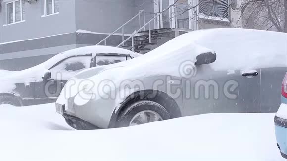 雪覆盖的汽车暴风雪视频的预览图