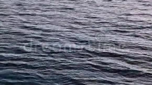海风的碧波从海洋中吹来视频的预览图