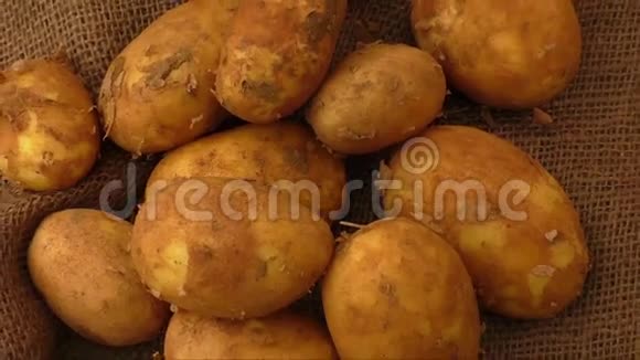 土豆和清洗的过程视频的预览图