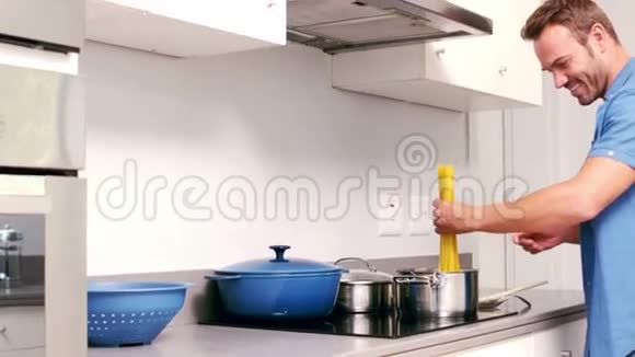 英俊的男人在厨房做意大利面视频的预览图