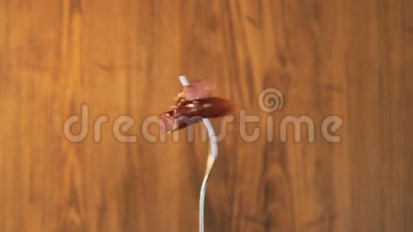 木制背景下两个干猪肉香肠旋转叉子视频的预览图