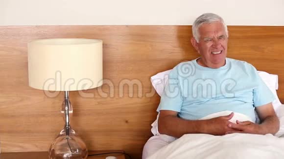 坐在床上心脏病发作的老人视频的预览图
