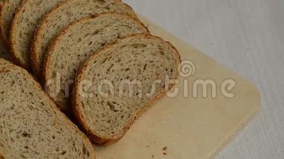 全麦面包用桌布切成薄片耳朵紧贴健康饮食健康饮食视频的预览图