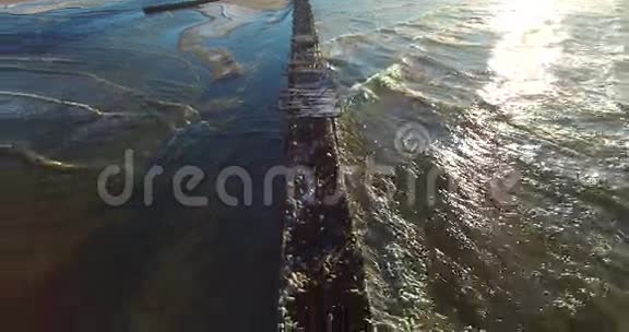 废弃码头的空中射击坍塌到波罗的海沿岸视频的预览图