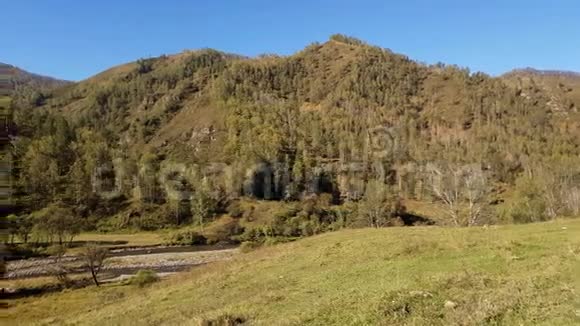 在夏季天气晴朗的时候可以欣赏到山峦和山河的全景视频的预览图