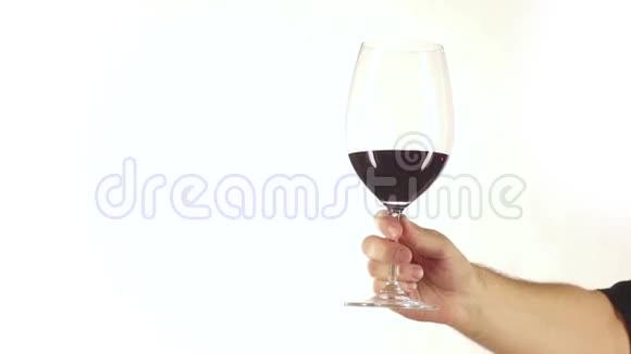 一杯红葡萄酒手中有溅白色慢镜头视频的预览图