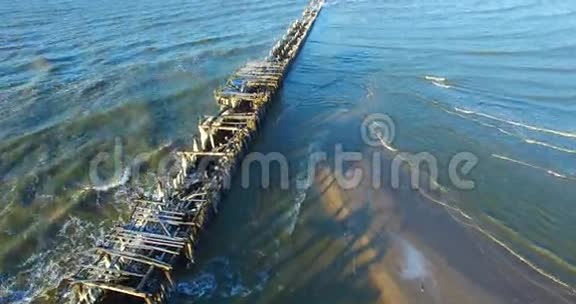 废弃码头的空中射击坍塌到波罗的海沿岸视频的预览图