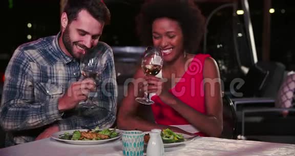 年轻夫妇在屋顶餐厅用餐视频的预览图