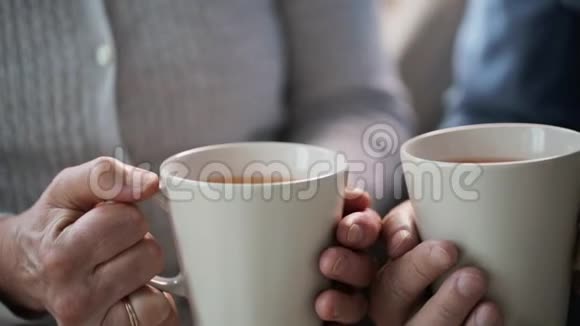 年长夫妇手里拿着一杯茶视频的预览图