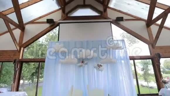 婚礼上的餐桌新娘和新郎视频的预览图