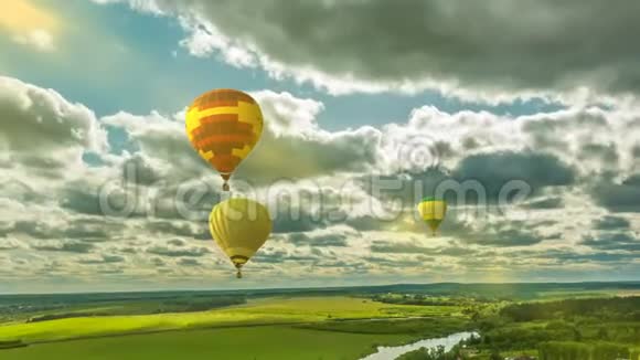 时光流逝的云彩在美丽的夏日风景与气球视频循环视频的预览图