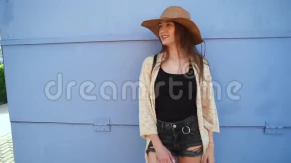美丽的年轻微笑女游客散步享受阳光明媚的夏日视频的预览图
