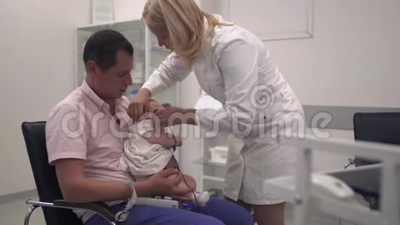 爱的父亲把他的小女儿抱在医院里视频的预览图