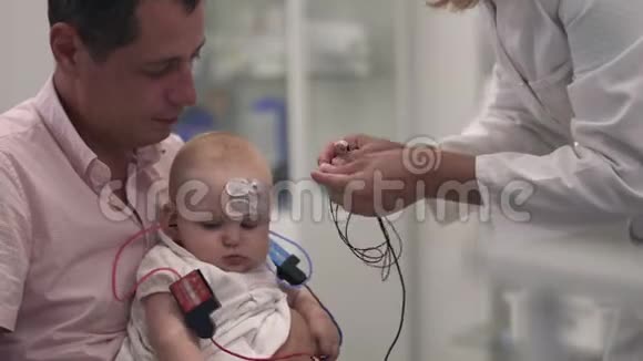 爱的父亲把他的小女儿抱在医院里视频的预览图