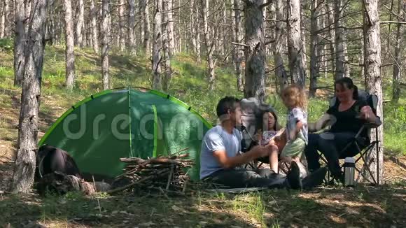 一家人在树林里搭帐篷视频的预览图