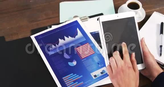 女商人使用带有图表文档和日记的数字平板电脑视频的预览图