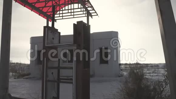 冬天路边废弃加油站的景色废弃的加油站没有燃油标志视频的预览图