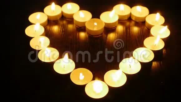 蜡烛的心脏心形的蜡烛视频的预览图