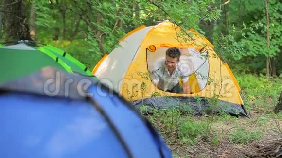 在树林里的帐篷欧洲男人停下来过夜视频的预览图
