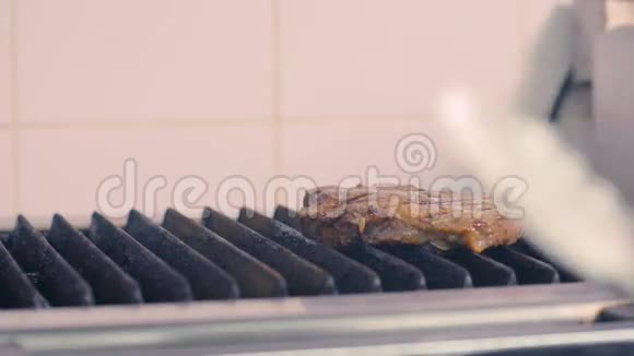 厨师正在烧烤炉上用油香料烤牛排视频的预览图