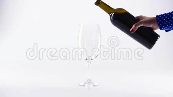 女性手中的一杯红酒白色背景慢动作视频的预览图