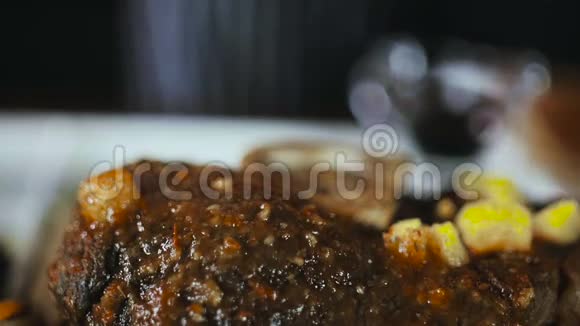 厨师用菠萝酱烤猪肉视频的预览图