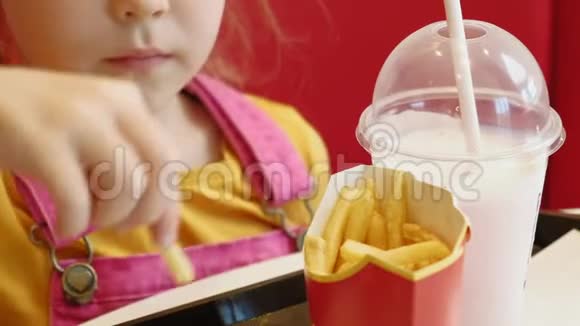 女孩吃快餐垃圾食品食物链视频的预览图