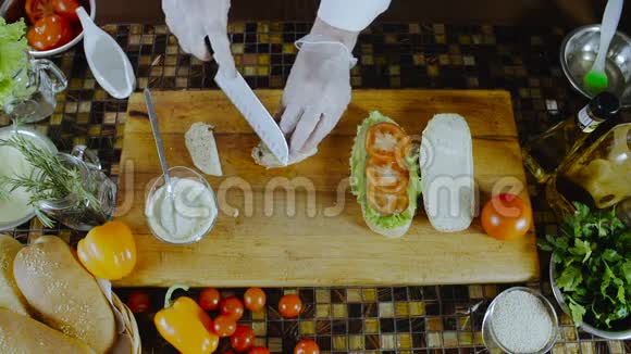厨师把鸡切下来放在三明治上视频的预览图