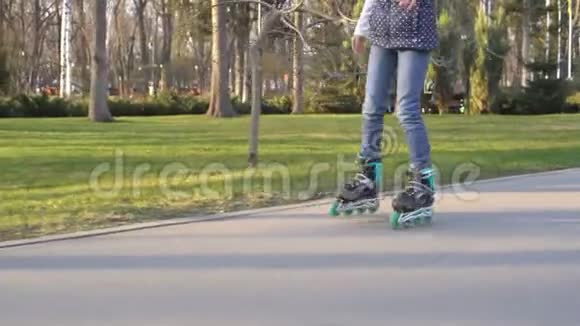 小女孩在公园里溜腿视频的预览图