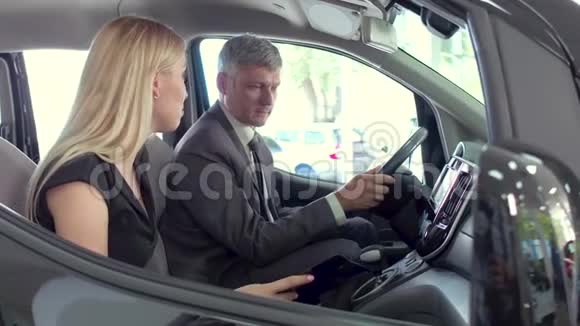汽车经销商把车给年轻漂亮的女人看视频的预览图
