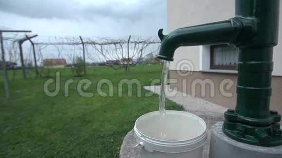 果园水泵倒出的水视频的预览图