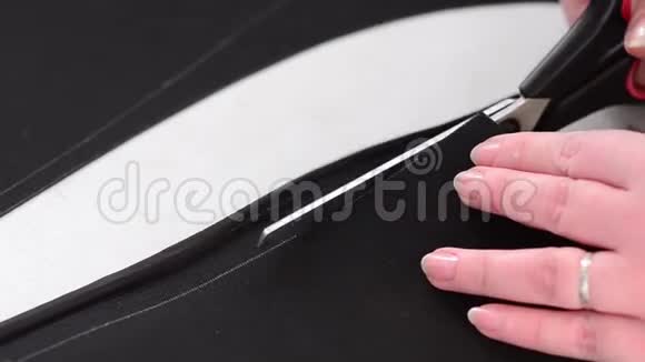 用剪刀剪黑色皮革的裁缝图案视频的预览图