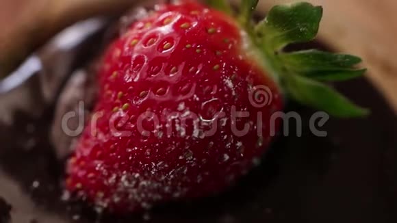 草莓与巧克力旋转射击关闭视频的预览图