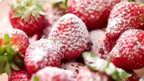 把粉糖撒在草莓上旋转射击视频的预览图
