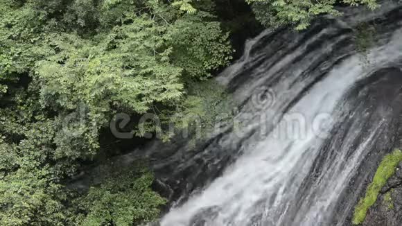 瀑布落在岩体上视频的预览图