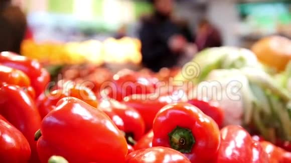 顾客在超市蔬菜食品部挑选红椒视频的预览图