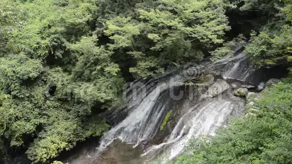 瀑布落在岩体上视频的预览图