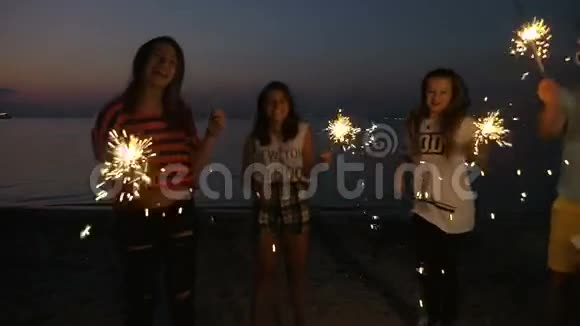 朋友们在海边参加新年晚会视频的预览图
