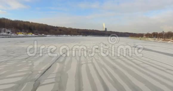 飞越冰冻的莫斯科河视频的预览图